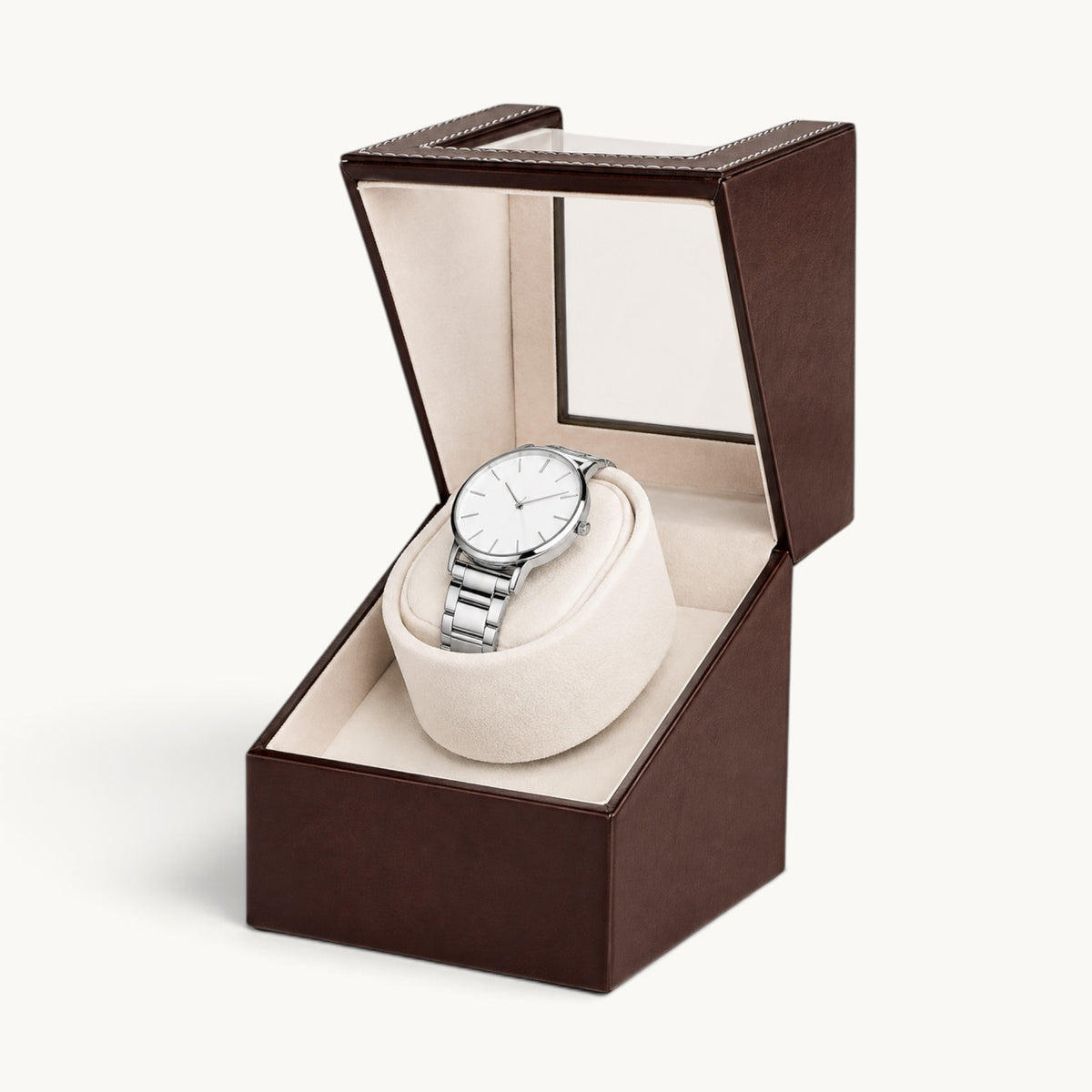 Remontoir montre automatique marron ouvert, couvercle relevé et coussin écru avec montre à bracelet acier
