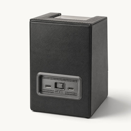 Panneau arrière du remontoir montre automatique : sélecteur de mode OFF / B / L et deux ports USB-C